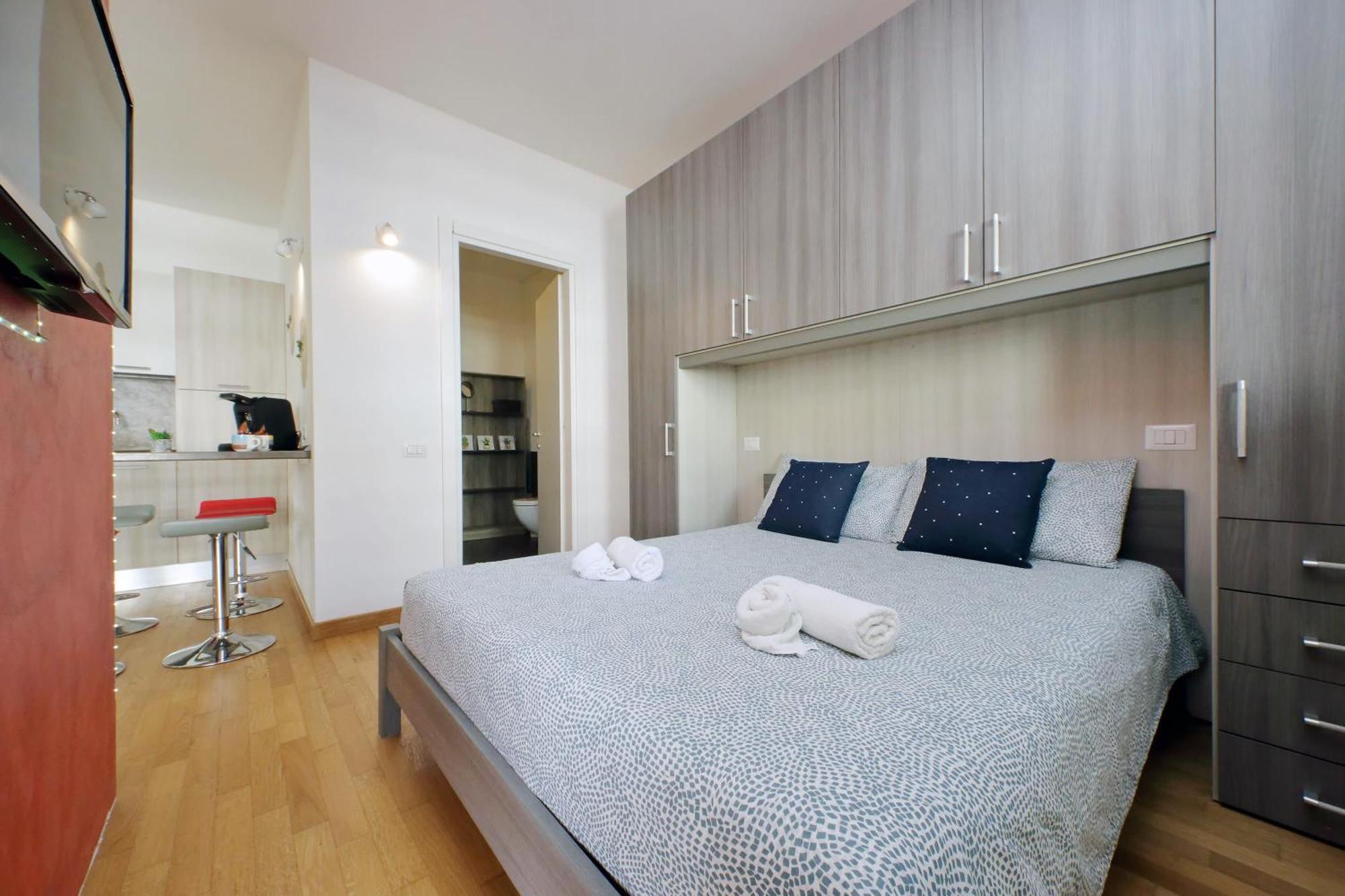 Claudia's Flat Rom